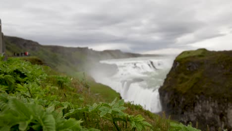 Gulfoss-Wasserfälle-In-Island-Mit-Gimbal-Video,-Das-Sich-In-Zeitlupe-Vom-Boden-Nach-Oben-Bewegt