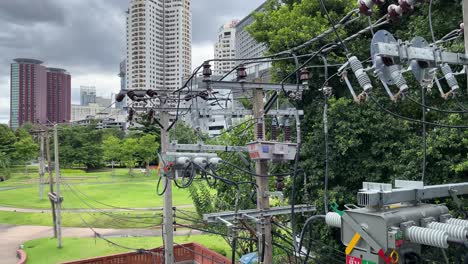 Cables-Aéreos-De-Comunicación-Y-Alimentación-En-El-Centro-De-La-Ciudad-De-Bangkok