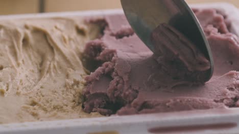 Ein-Löffel-Nimmt-Eine-Kugel-Italienisches-Handgemachtes-Eis-In-Den-Geschmacksrichtungen-Haselnuss,-Pistazien-Und-Erdbeere-Aus-Einem-Becher