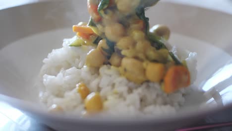 Frisch-Gekochtes,-Gesundes-Gemüse-Mit-Kichererbsen-Curry,-Garniert-Mit-Weißem-Reis