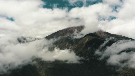 Dampfwolken-über-Dem-Tungurahua-Gipfel-In-Der-Cordillera-Oriental-Von-Ecuador