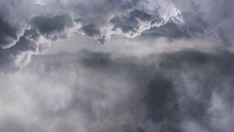 Dicke-Graue-Wolken-Zogen-über-Den-Himmel