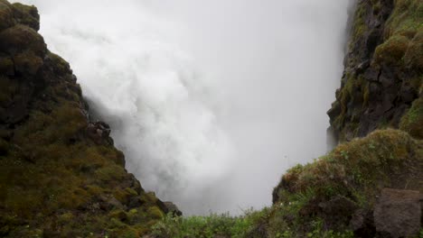 Gulfoss-Wasserfälle-In-Island-Mit-Gimbal-Video,-Das-Fließendes-Wasser-In-Extremer-Nahaufnahme-Zeigt