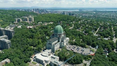 Filmische-4K-Stadtlandschaftsaufnahmen-Einer-Drohne,-Die-An-Einem-Sonnigen-Tag-Um-Das-Observatorium-Saint-Joseph-In-Montreal,-Quebec,-Hinter-Dem-Mount-Royal-Fliegt-Und-Einen-Wunderschönen-Panoramablick-Einfängt
