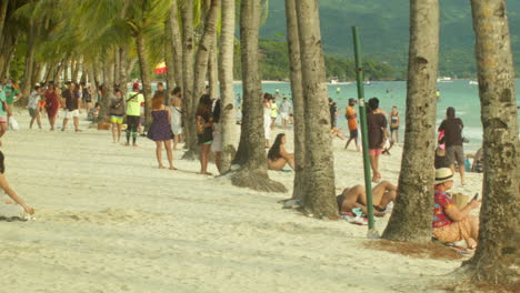 Touristen-Genießen-Den-Strand,-Während-Sie-Auf-Den-Sonnenuntergang-In-Boracay-Warten