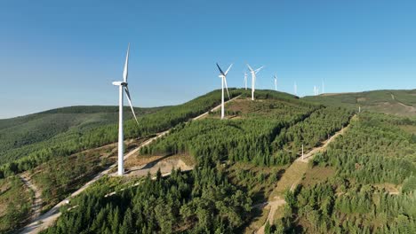 Drohnenaufnahmen-Einer-Windmühlenfarm-In-Portugal