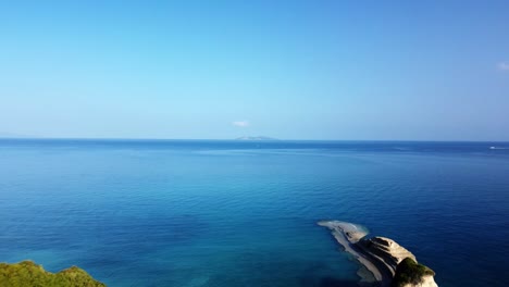 Luftaufnahme-Der-Insel-Korfu-An-Einem-Sonnigen,-Warmen-Sommertag-Mit-Klarem-Blauen-Himmel-Und-Kristallklarem-Meerwasser