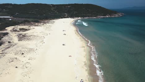 4K-Zeitlupen-Drohnenclip,-Der-Seitwärts-Hoch-über-Einem-Tropischen-Strand-In-Griechenland-Fliegt