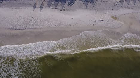 Weißer-Sandstrand-Mit-Golfwasserwellen,-Die-Aus-Der-Luftperspektive-Auf-Den-Strand-Treffen
