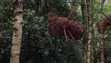 Una-Escultura-De-árbol-Forestal-De-Una-Abeja-Reina-En-El-Bosque