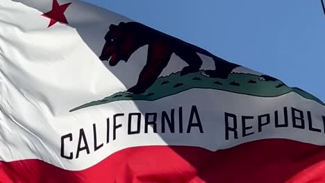 Die-Kalifornische-Staatsflagge-Weht-Und-Weht-Im-Wind---Isolierte-Zeitlupe