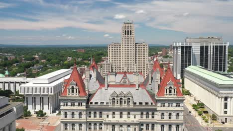 Edificio-Del-Capitolio-Del-Estado-De-Nueva-York-En-Albany,-Nueva-York-Con-Video-De-Drones-Moviéndose-Hacia-Abajo