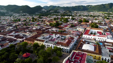 Disparo-De-Dron-Recorriendo-La-Plaza-Principal-Y-El-Pueblo-De-San-Cristobal-De-Las-Casa-En-Chiapas,-México