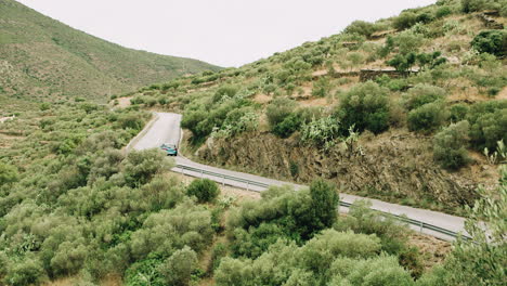 Coche-Conduciendo-Por-Una-Carretera-Con-Curvas-En-Las-Montañas
