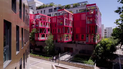 Edificio-De-Apartamentos-Rojo-En-El-Sur-De-Francia