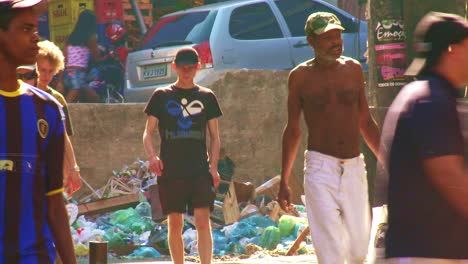 Eine-Typische-Straßenszene-Mit-Vielfältigen-Bewohnern-In-Der-Favela-Von-Rio-De-Janeiro,-Brasilien