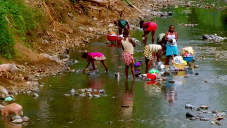 Afrikaner-Waschen-Ihre-Kleidung-In-Einem-Fluss-In-São-Tomé