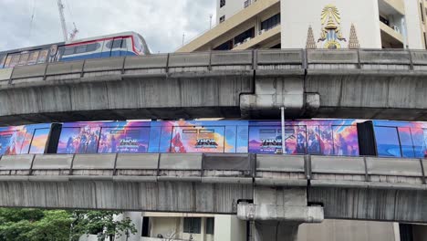 Dos-Trenes-Bts-Viajando-En-Dirección-Opuesta,-Vías-Elevadas-En-El-Centro-De-Bangkok.
