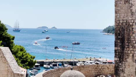 An-Einem-Schönen-Sonnigen-Tag-Verlassen-Viele-Boote-Die-Altstadt-Von-Dubrovnik
