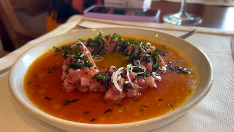 Köstliches-Thunfisch-Tartar-Mit-Algen-Und-Zwiebeln-In-Spanien,-Tapas-Vorspeise-In-Einem-Restaurant,-4K-Aufnahme