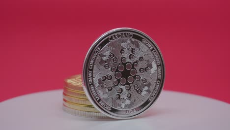 Cardano-Kryptowährungspreis-Stürzt-Ab-–-Roter-Hintergrund-Mit-Sich-Drehender-Metall-ADA-Münze