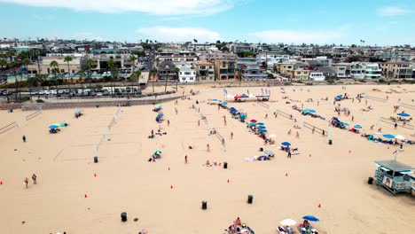 Manhattan-Beach,-Un-Lugar-Popular-Para-Jugar-Voleibol-Y-Hogar-Del-Manhattan-Beach-Open-Y-El-Paseo-De-La-Fama-Del-Voleibol---Vista-Aérea-Ascendente