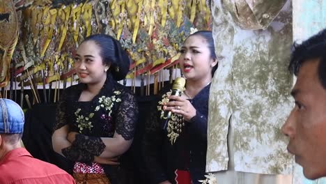 Blora,-central-Java,-Indonesia---June-22th,-2022-:-Sinden-accompanies-the-Javanese-gamelan-performed-during-the-"Sedekah-Bumi"-event-in-Gedangdowo-village