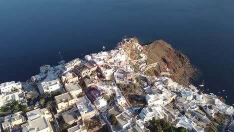 Looking-down-at-the-cliffs-in-Oia,-Santorini