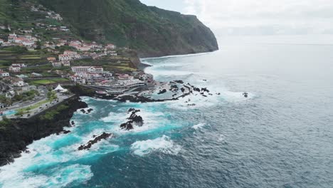 Meereswellen-Krachen-An-Felsiger-Küste-Und-Vulkanischen-Gesteinsbecken-In-Porto-Moniz,-Madeira,-Portugal