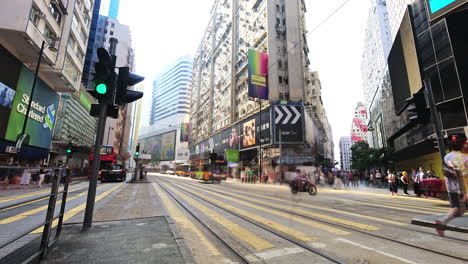 Timelapse-De-Personas-Cruzando-La-Calle-Yee-Wo,-Causeway-Bay,-Hong-Kong