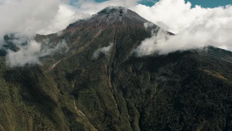 Volcán-Tungurahua-Con-Nubes-Blancas-En-Baños-De-Agua-Bendita,-Ecuador---Disparo-De-Drone