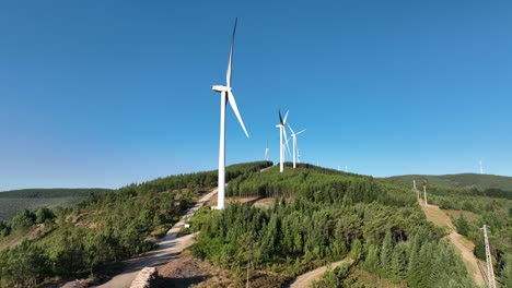 Sich-Langsam-Nähernde-Drohnenaufnahmen-Eines-Windkraftparks-In-Portugal