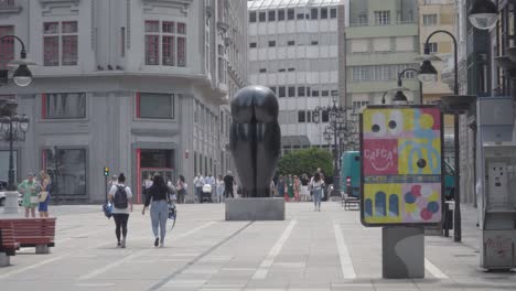 Famous-culis-monumentalibus-from-Eduardo-Ãšrculo-black-sculpture-in-the-streets-of-Oviedo