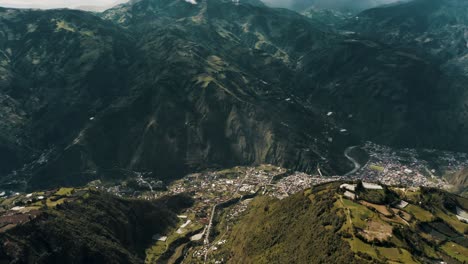 Hoher-Blick-Auf-Die-Stadt-Der-Heiligen-Wasserbäder-In-Der-Provinz-Tungurahua-In-Ecuador