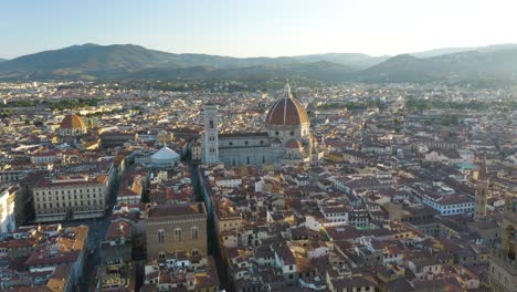 Spectacular-Establishing-Shot-of-Florence-Duomo-during-Beautiful-Sunrise,-Italy