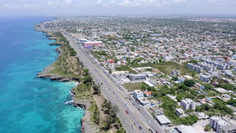 Luftaufnahme-Des-Verkehrs-Auf-Der-Autopista-Las-Americas-In-Santo-Domingo,-Dominikanische-Republik