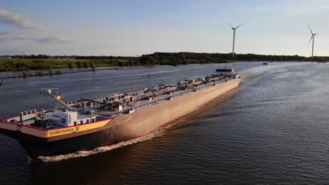 Luftparallaxenaufnahme-Vom-Bug-Des-Binnentankers-Somtrans-X,-Der-Am-4.-Juli-2022-Entlang-Der-Oude-Maas-Fährt