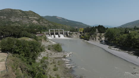Estación-Hidroeléctrica-En-El-Río-Kura-Con-Fondo-De-Montaña-Del-Cáucaso-Cerca-De-La-Ciudad-De-Mtskheta-En-Georgia