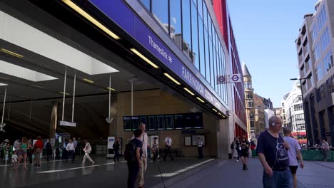 Farringdon,-London,-United-Kingdom---August-2022---People-are-walking-in-and-out-of-Farringdon-station-to-the-new-Elizabeth-Line