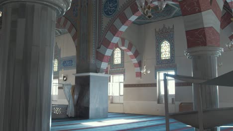 Wunderschönes-Innendesign-Der-Izzet-Pascha-Moschee