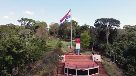 Reveladora-Toma-Aérea-Del-Lado-Paraguayo-Del-Emblemático-Tres-Fronteras