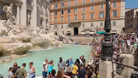 Multitudes-De-Turistas-En-La-Fontana-De-Trevi-En-Un-Día-Soleado-En-Roma.