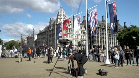 Das-Nachrichtenteam-Stellt-Neben-Den-Nationalflaggen-Des-Commonwealth-Im-Parliament-Square-Garden-In-London-Den-Gedenktag-Für-Den-Tod-Von-Königin-Elisabeth-II.-Auf