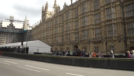 Slow-Moving-Queue-Beside-Palace-Yard-In-Westminster-To-See-Queen-Elizabeth-II-Lying-In-State
