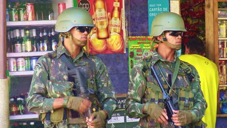 Policía-Militar-Armada-Que-Combate-Bandas-Criminales-Organizadas-De-Narcotraficantes-En-La-Favela