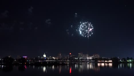 Harrisburg,-Pennsylvania---4.-Juli-2022:-Feuerwerk-über-Der-Hauptstadt-Harrisburg,-Pennsylvania-Von-Der-Anderen-Seite-Des-Susquehanna-River