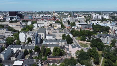 Eine-Drohnenaufnahme-Des-Stadtzentrums-In-Lodz,-Polen
