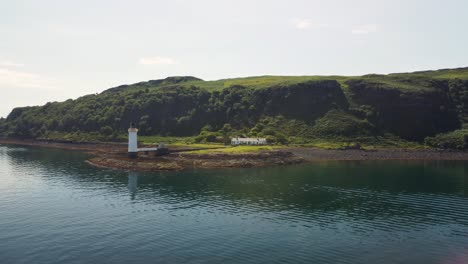 Weitwinkelaufnahme-Des-Tobermory-Leuchtturms-Und-Der-Küste-Der-Insel-Mull