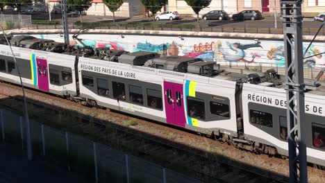 Inoui-SNCF-Zug-Fährt-An-Auftragswandkunst-Vorbei