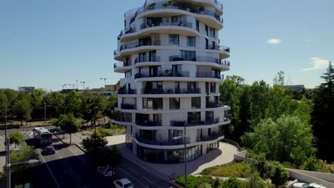 Amazing-modern-apartment-building-in-the-south-of-France,-Montpellier